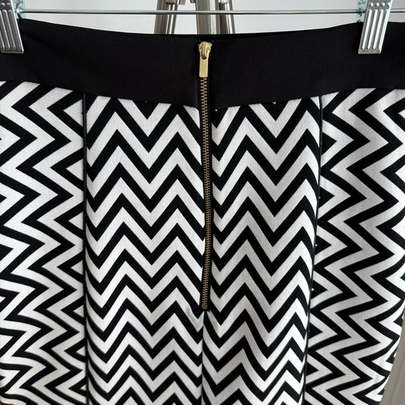 H&M Black and White Chevron Design Top and Skirt Set size 4-6 - Picture 11 of 15
